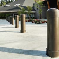 R-7744安全柱在教堂旁边