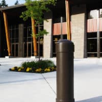 R-7744安全柱在教堂旁边