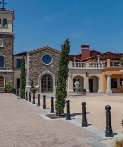 3条R-7551装饰柱在建筑前面