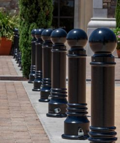 混凝土中三个R-7551装饰护柱的线