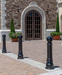 与建筑物相邻的三个R-7551装饰护柱