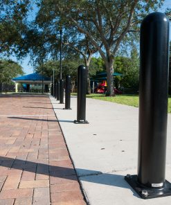 黑色R-7648螺栓沿着路径的护柱向下