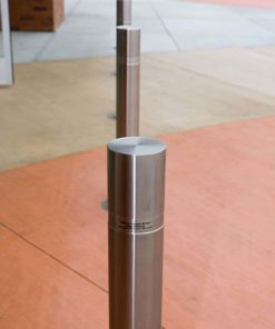 R-8460在街上的不锈钢系柱