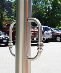 R-8903不锈钢自行车护柱在停车场