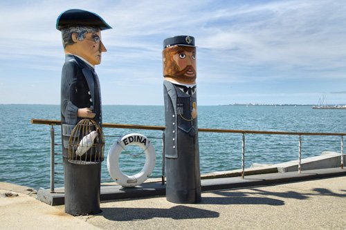 码头上立着船长们雕刻的木制护柱