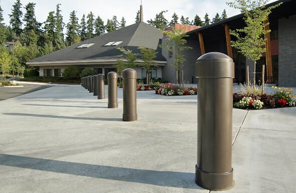 漂亮的棕色罩子覆盖在反恐护柱上，帮助它们与环境融为一体