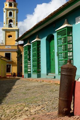 一门埋在地下的大炮保护着用作早期装饰柱的绿松石建筑