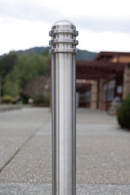 用三个钢箍围起来的钢柱固定在混凝土通道上