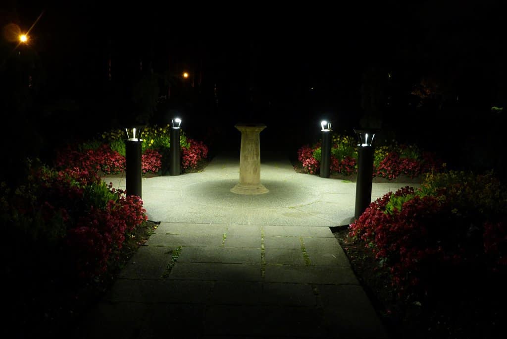 太阳能照明系柱点亮了两条路径的交叉角