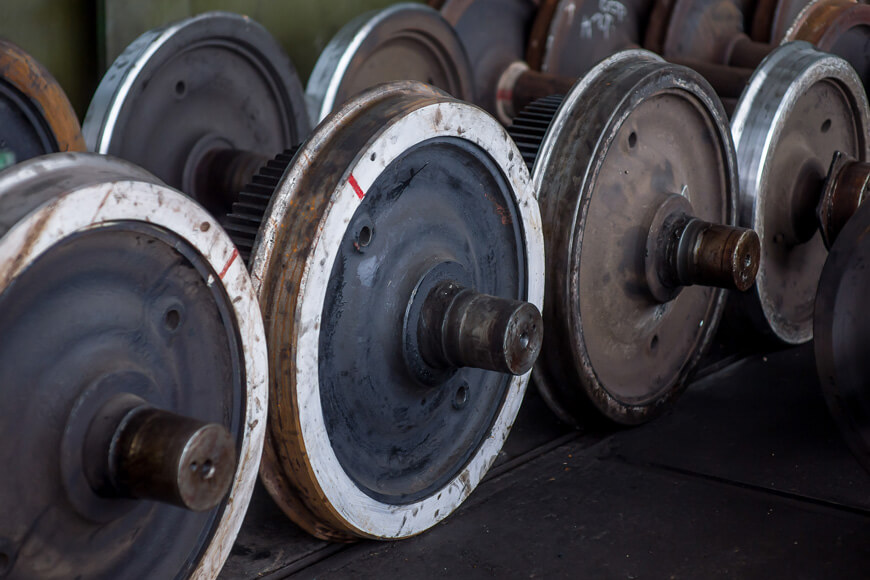 轨道轮固定在驱动轴上