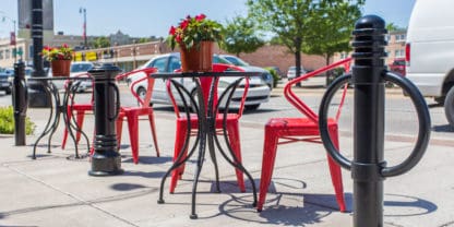 咖啡馆前的自行车护柱