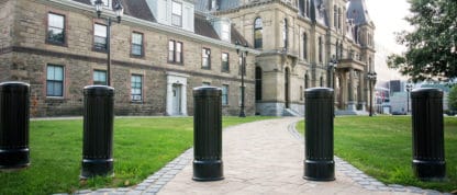 议会安全哨所上方有金属柱