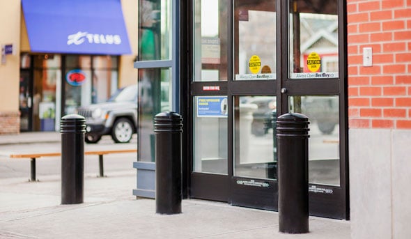 固定在商店入口前的系船柱