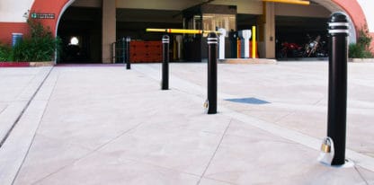 在Parkade前面的黑色可拆卸系柱