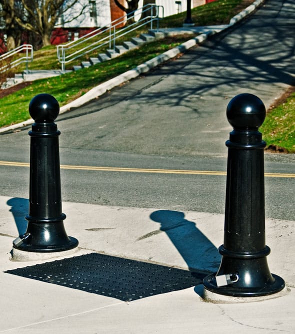 可拆卸的建筑护柱和街道前的触感铺路