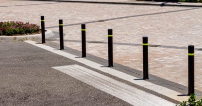 一排黑色的可移动柔性护柱