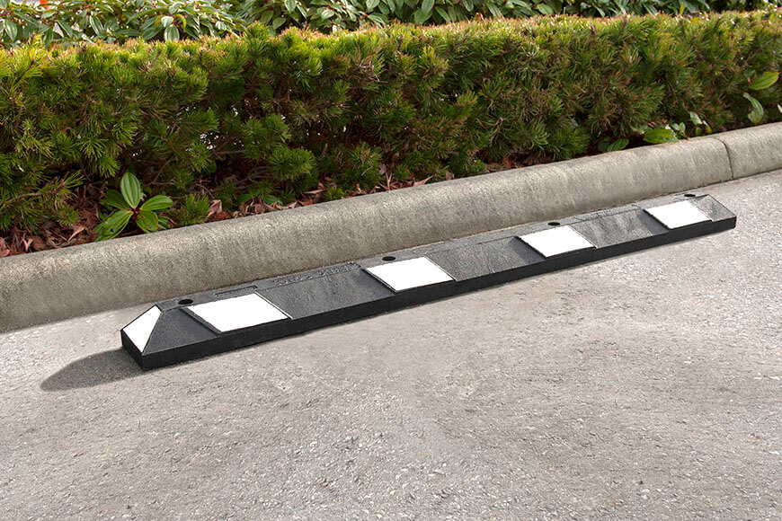 回收橡胶停车场停在一个停车场