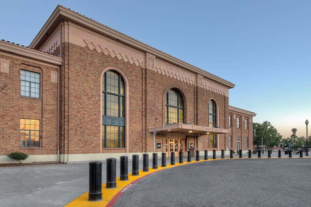 黑色盗窃案在红砖火车站前定义了一个行人下落区域