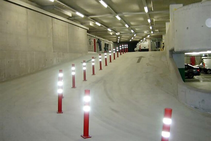 灵活的系柱保护狭窄车道的车辆